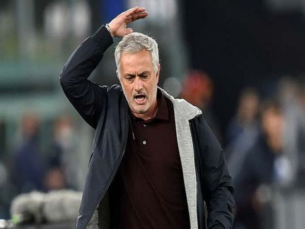 Bóng đá quốc tế trưa 29/10: Mourinho bị học trò tố áp bức ở Roma