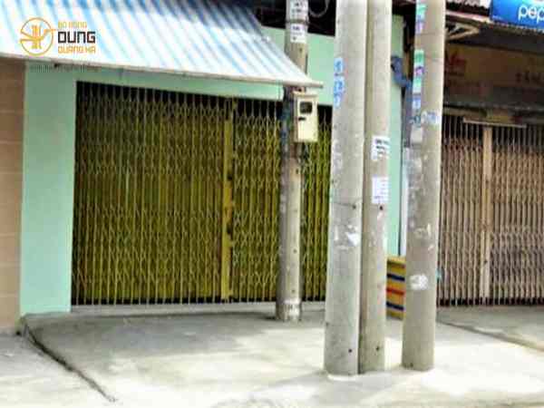 Cột điện trước cửa nhà