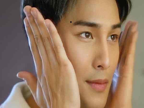 Nốt ruồi ở đuôi lông mày phải nam