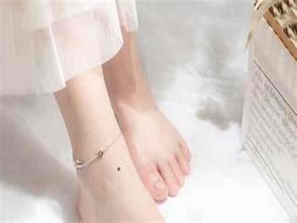 Nốt ruồi cổ chân phải nữ