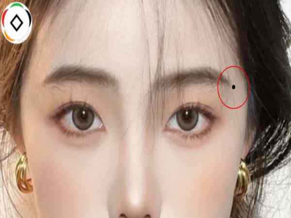 Nốt ruồi trên đuôi lông mày phải nữ