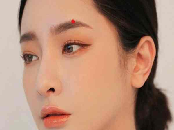 Ý nghĩa nốt ruồi son trên lông mày phải nữ