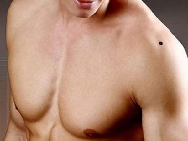 Nốt ruồi ở vai trái nam giới nói lên điều gì?