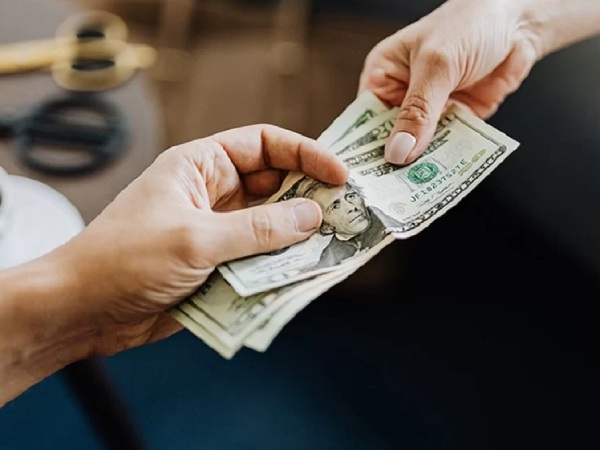 Nằm mơ thấy cho tiền có số gì may mắn phát tài