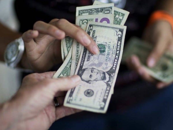 Nằm mơ thấy cho tiền có số gì may mắn phát tài