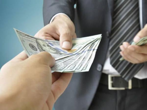 Chiêm bao thấy người lạ mượn tiền